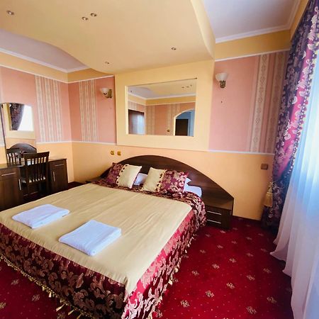 Intourist-Zakarpattia Hotel Oezjhorod Buitenkant foto