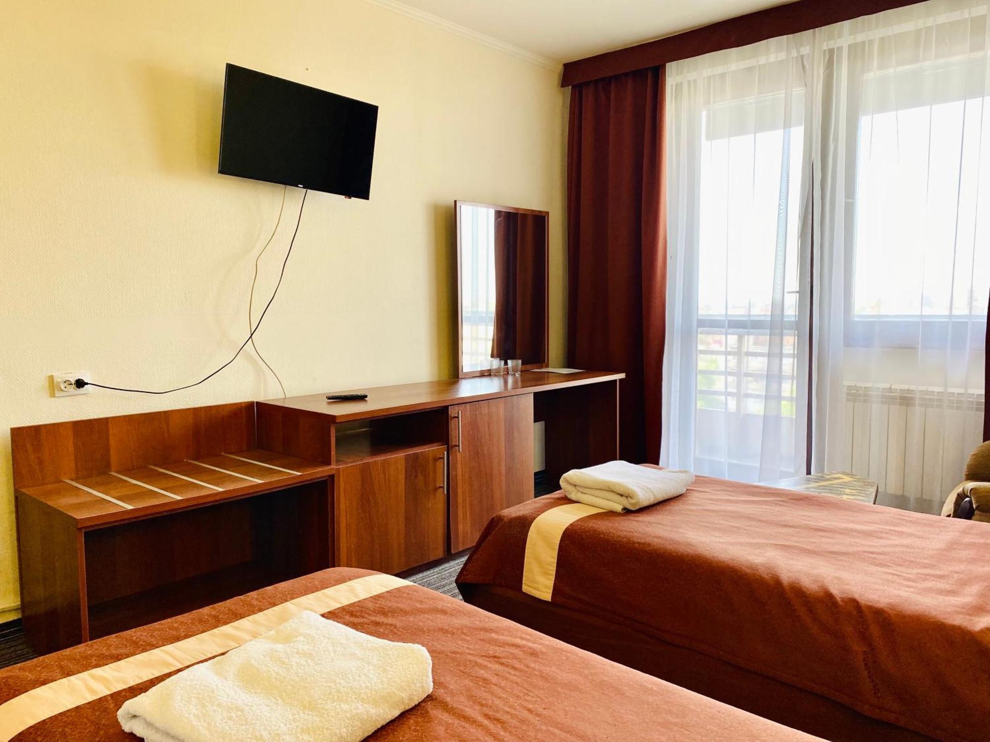 Intourist-Zakarpattia Hotel Oezjhorod Buitenkant foto